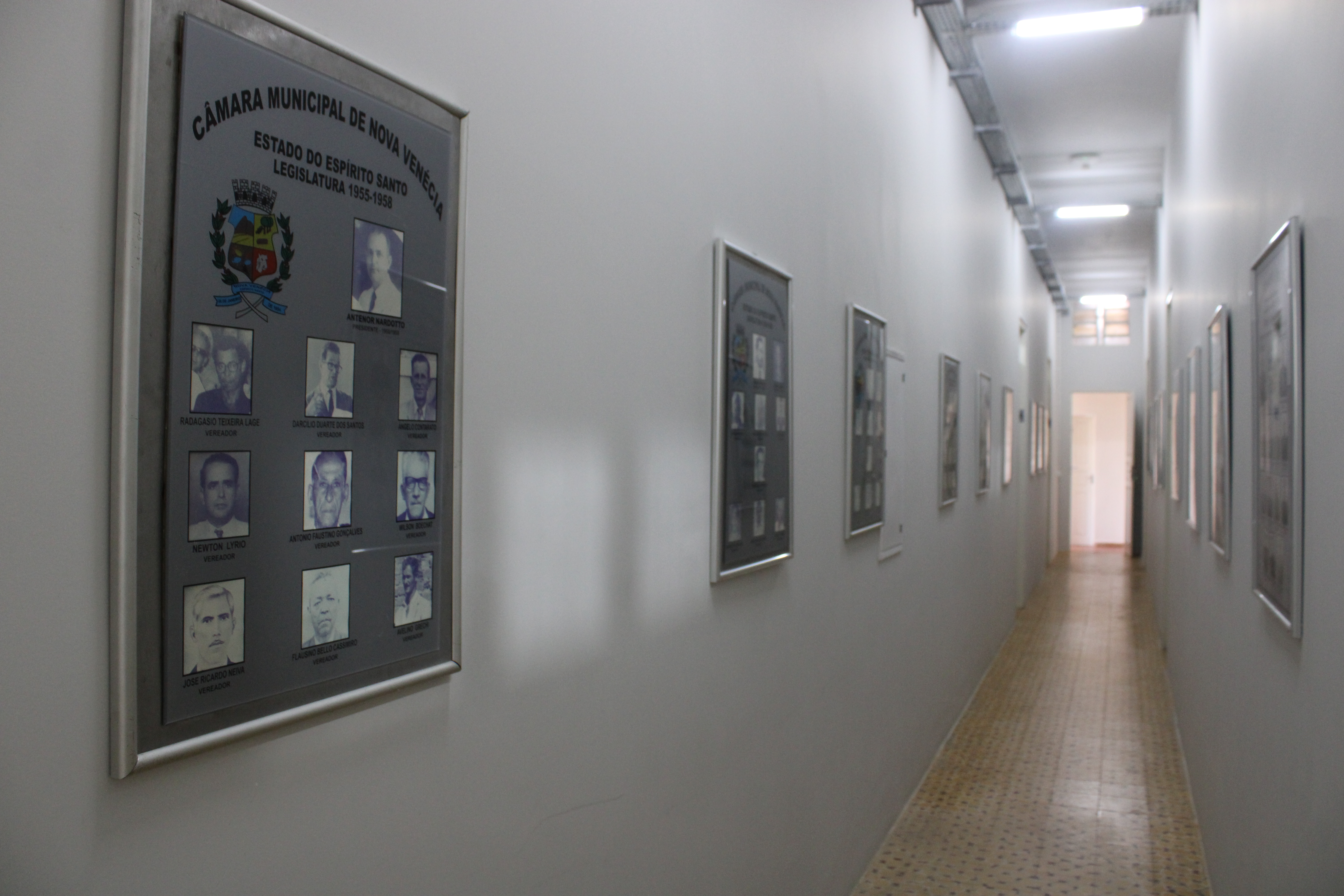 Galeria fotográfica de vereadores e prefeitos é fixada na nova sede da Câmara Municipal de Nova Venécia